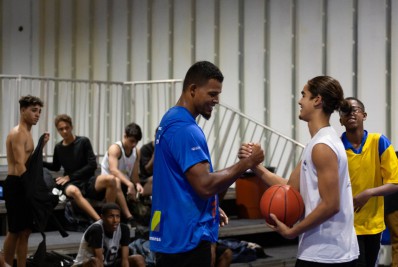Jevre recebe a atleta da seleção brasileira de Basquete 3x3