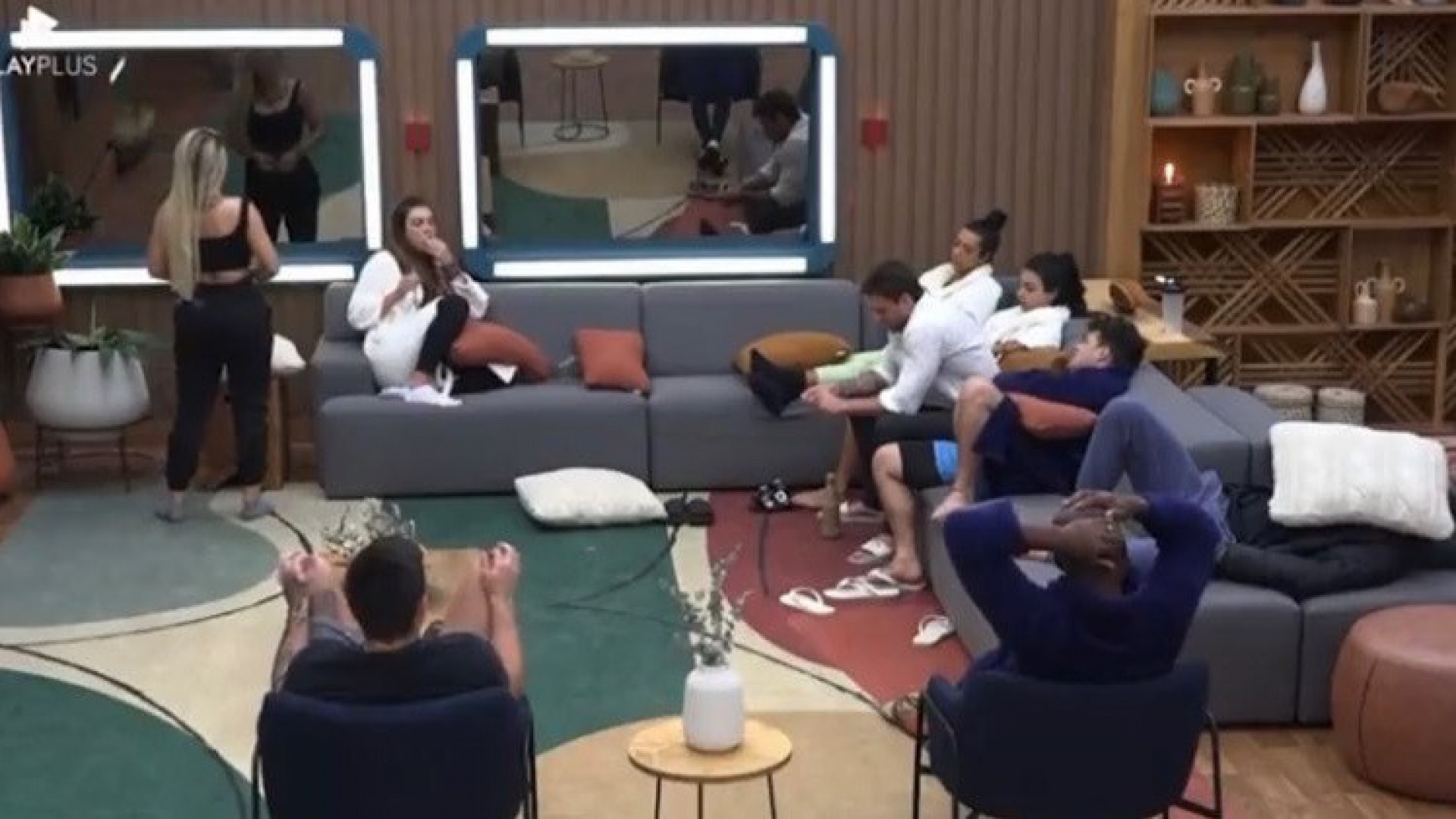 Deolane e seu grupo de aliados em 'A Fazenda' - Reprodução/Playplus