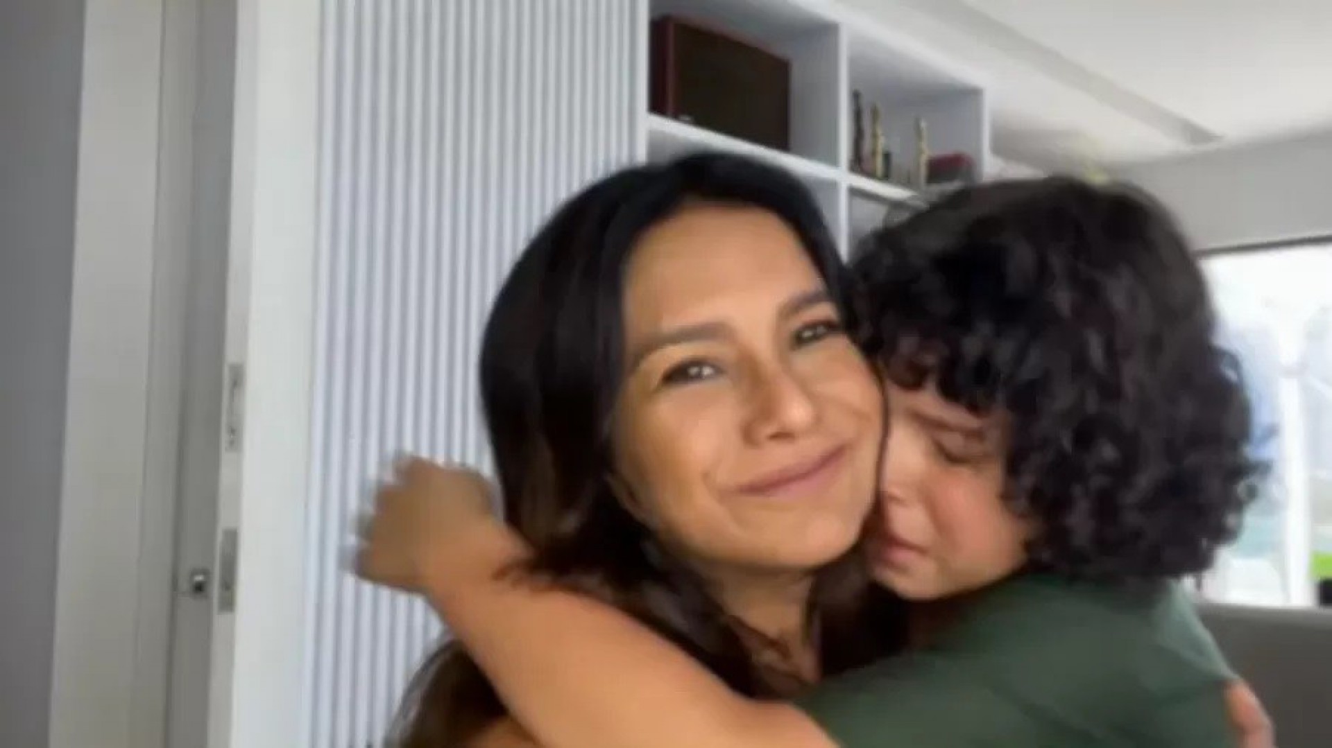 Dira Paes consola filho durante 'Mais Você' - Reprodução / TV Globo