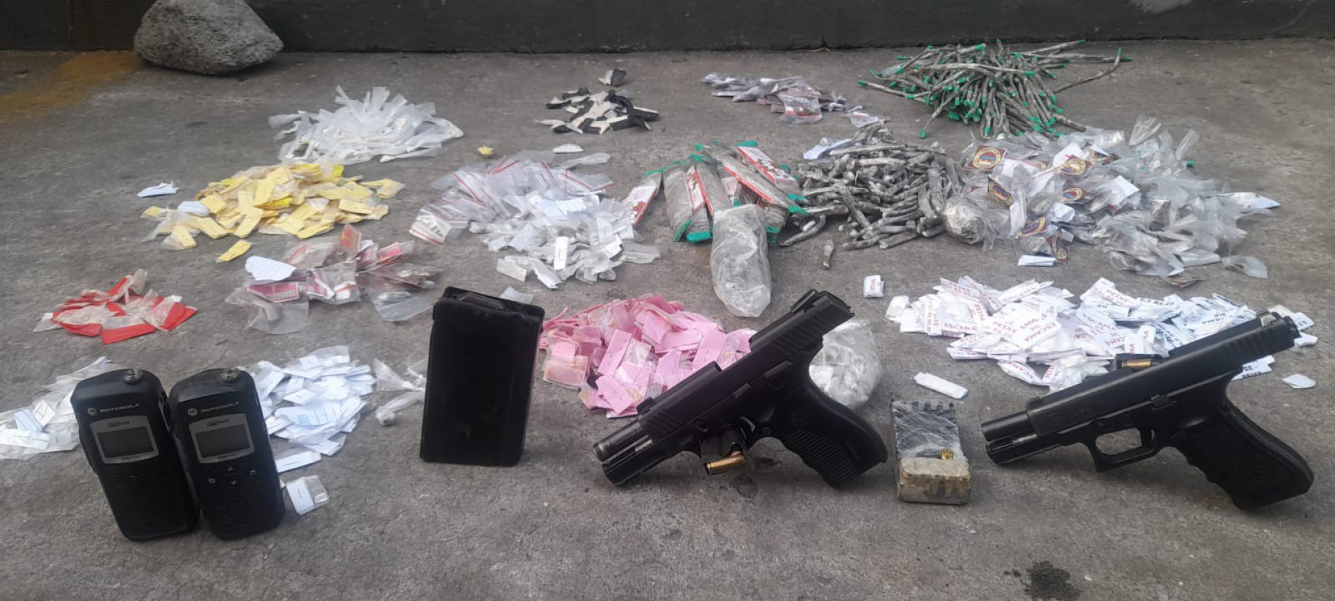 Armas, carregadores e drogas apreendidas durante operação da Polícia Militar nas comunidades do Fallet e Fogueteiro - Divulgação