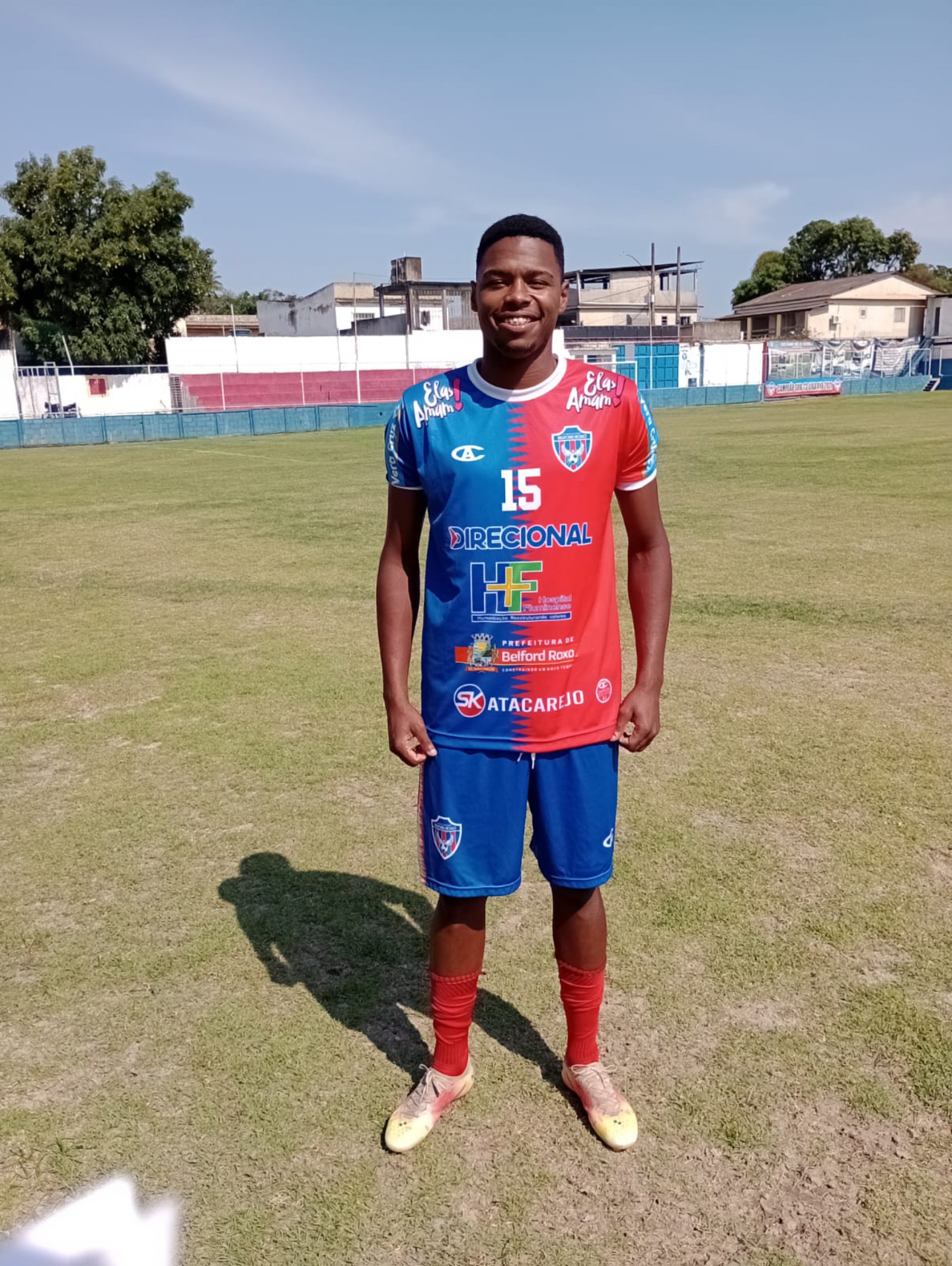 O atacante Serginho no campo do Est&aacute;dio N&eacute;lio Gomes - Edson VHL / SEBR