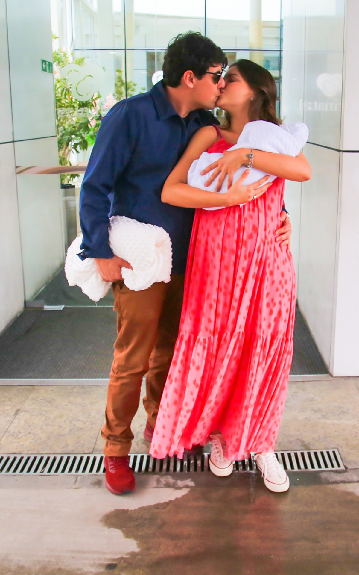 Bruno de Luca e Sth&eacute;fany Vidal deixam a maternidade com a filha, AuroBra