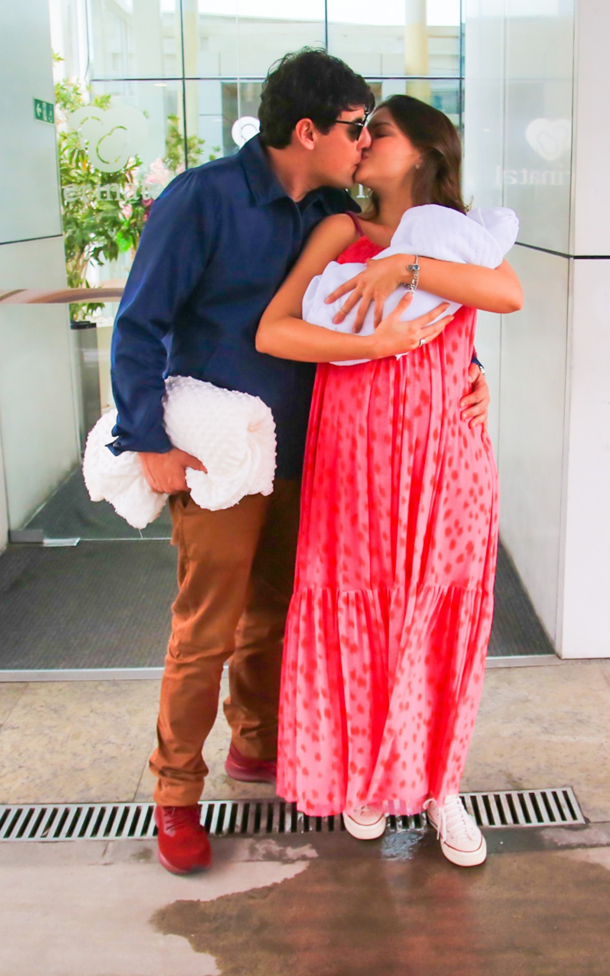 Bruno de Luca e Sth&eacute;fany Vidal deixam a maternidade com a filha, AuroBra