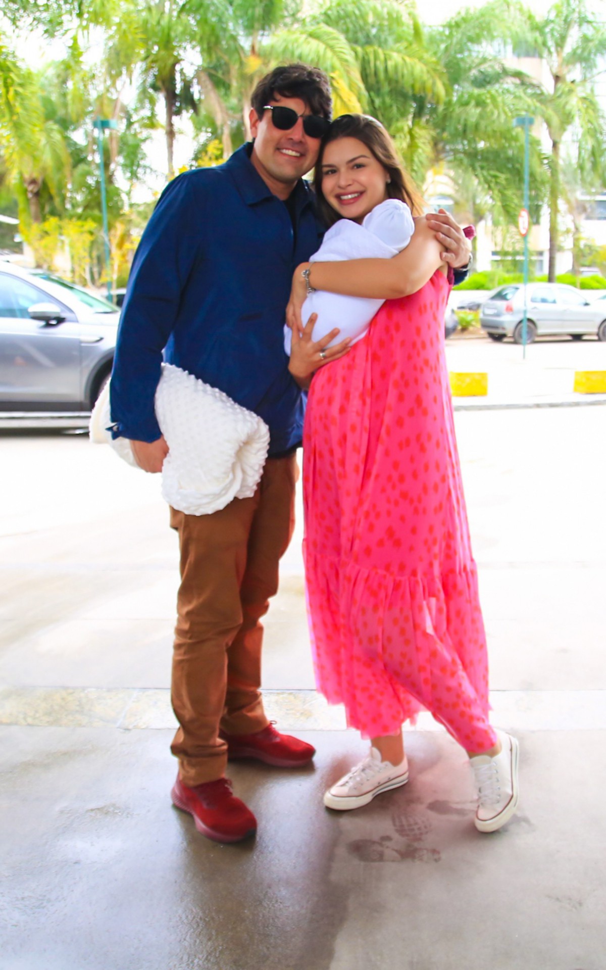 Bruno de Luca e Sth&eacute;fany Vidal deixam a maternidade com a filha, AuroBra