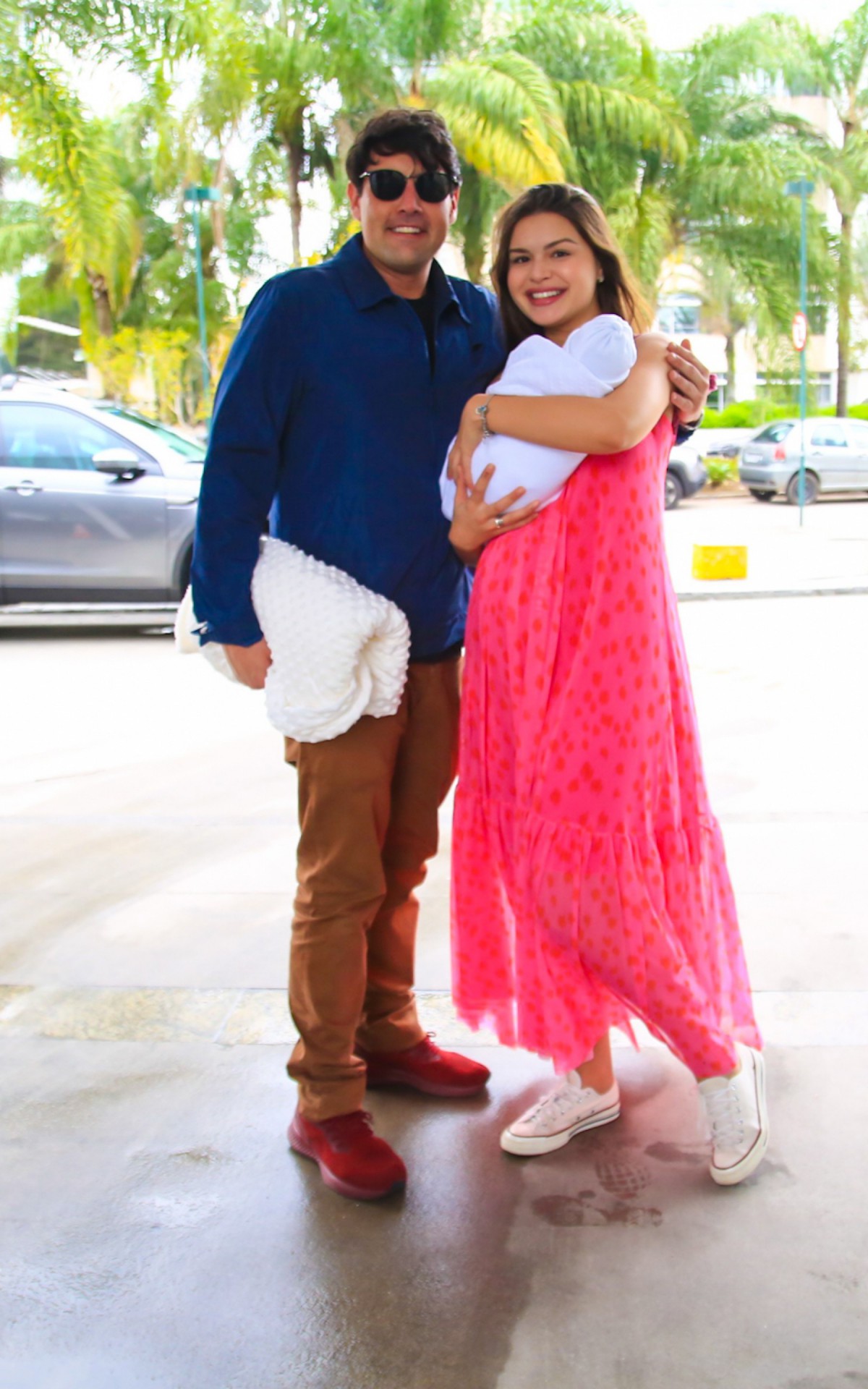 Bruno de Luca e Sth&eacute;fany Vidal deixam a maternidade com a filha, AuroBra