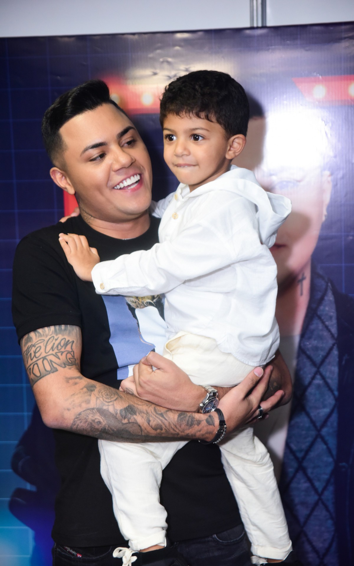 Felipe Ara&uacute;jo posa com o filho, Miguel