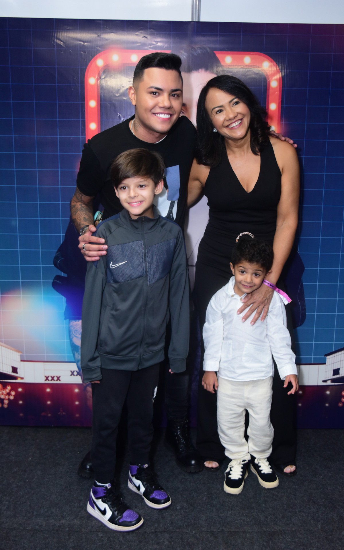 Felipe Ara&uacute;jo recebe o carinho da fam&iacute;lia 