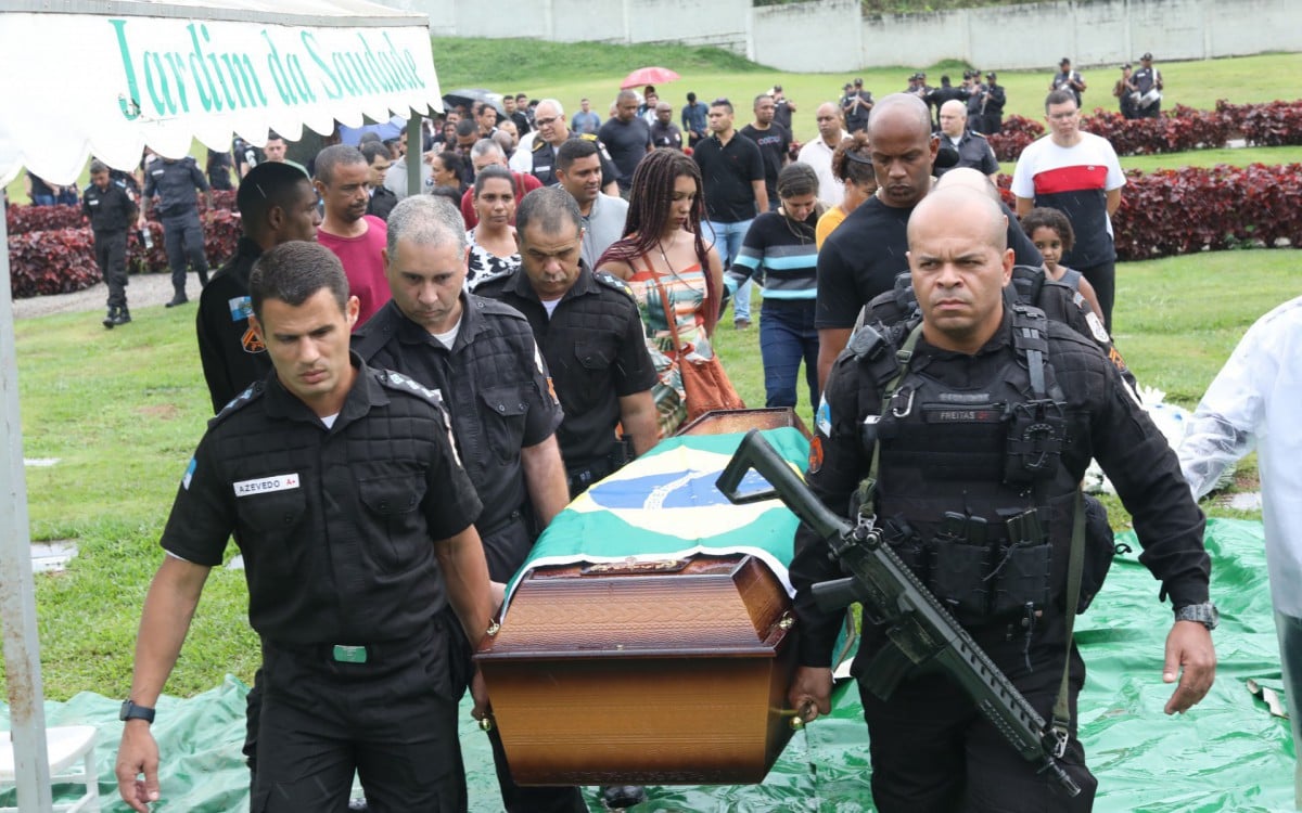 Sepultamento do cabo Daniel Belarmino da PM, 42 anos, no cemitério Jardim da Saudade, em Sulacap. - Pedro Ivo