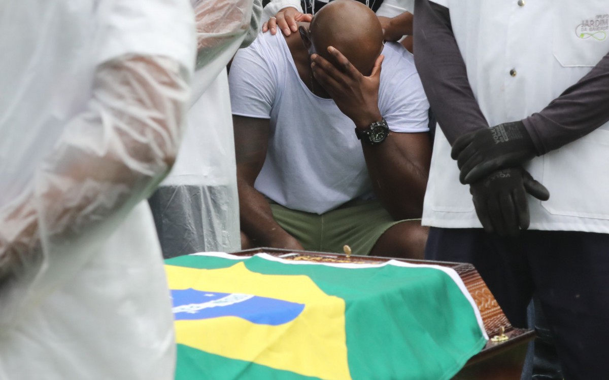 Sepultamento do cabo Daniel Belarmino da PM, 42 anos, no cemitério Jardim da Saudade, em Sulacap - Pedro Ivo/ Agência O Dia