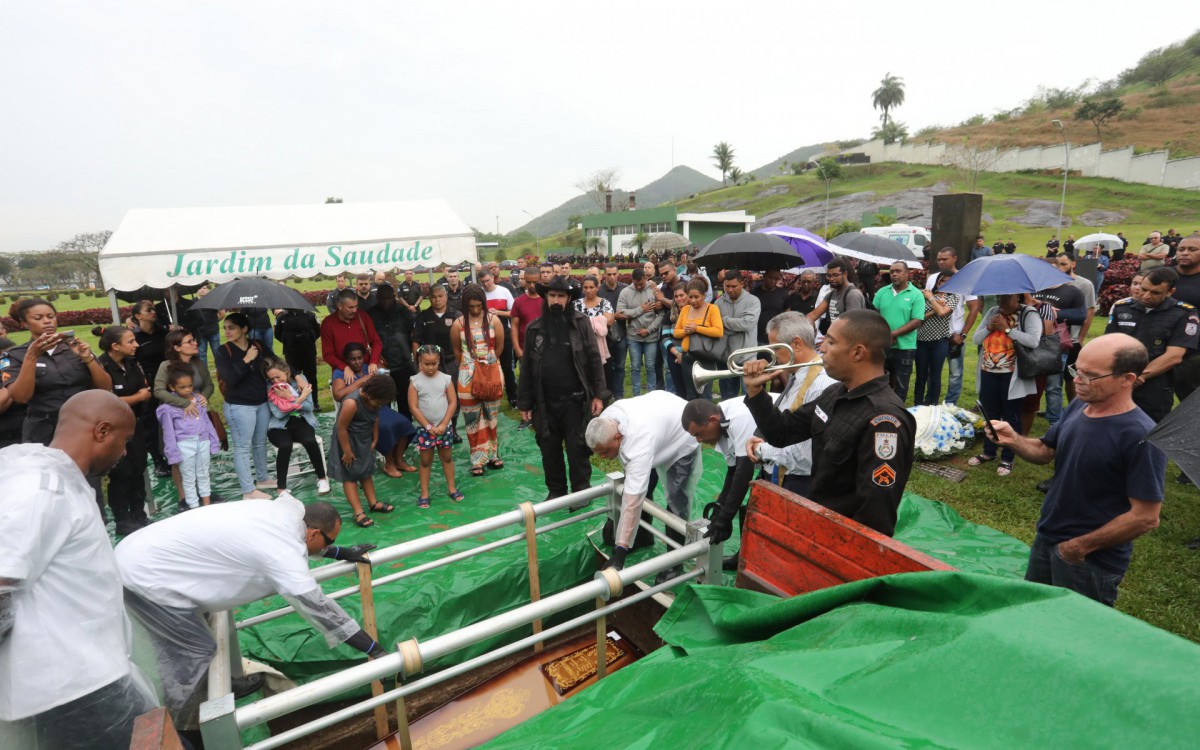Sepultamento do cabo Daniel Belarmino da PM, 42 anos, no cemitério Jardim da Saudade, em Sulacap - Pedro Ivo/ Agência O Dia