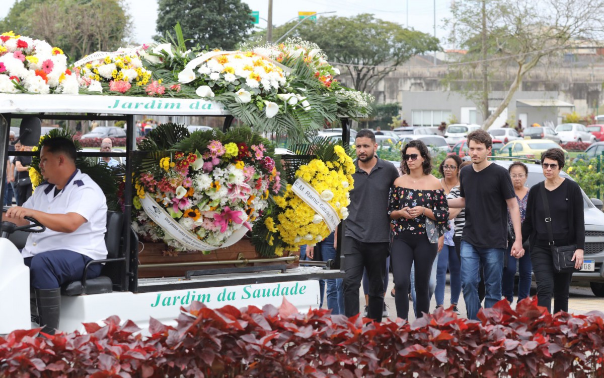 A atriz foi enterrada, nesta sexta-feira, no cemit&eacute;rio Jardim da Saudade, em Sulacap, Zona Oeste do Rio. Sepultamento foi acompanhado por familiares, amigos e colegas de teatro