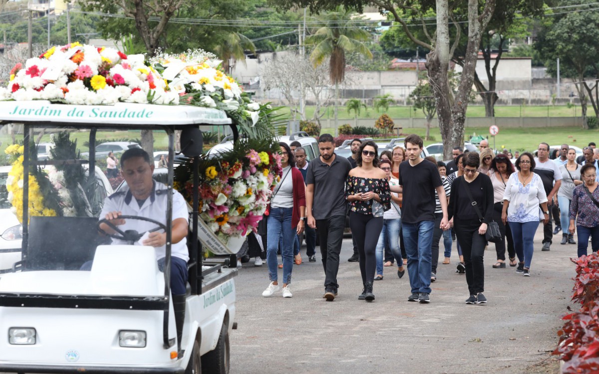 A atriz foi enterrada, nesta sexta-feira, no cemit&eacute;rio Jardim da Saudade, em Sulacap, Zona Oeste do Rio. Sepultamento foi acompanhado por familiares, amigos e colegas de teatro