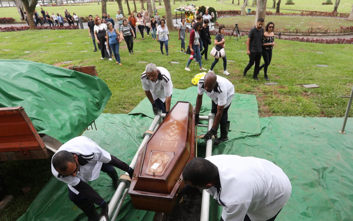 A atriz foi enterrada, nesta sexta-feira, no cemit&eacute;rio Jardim da Saudade, em Sulacap, Zona Oeste do Rio. Sepultamento foi acompanhado por familiares, amigos e colegas de teatro