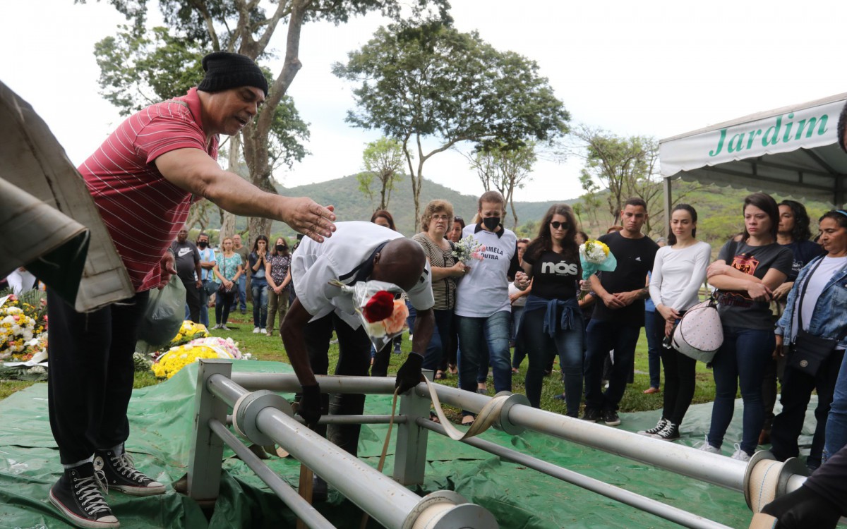 A atriz foi enterrada, nesta sexta-feira, no cemit&eacute;rio Jardim da Saudade, em Sulacap, Zona Oeste do Rio. Sepultamento foi acompanhado por familiares, amigos e colegas de teatro
