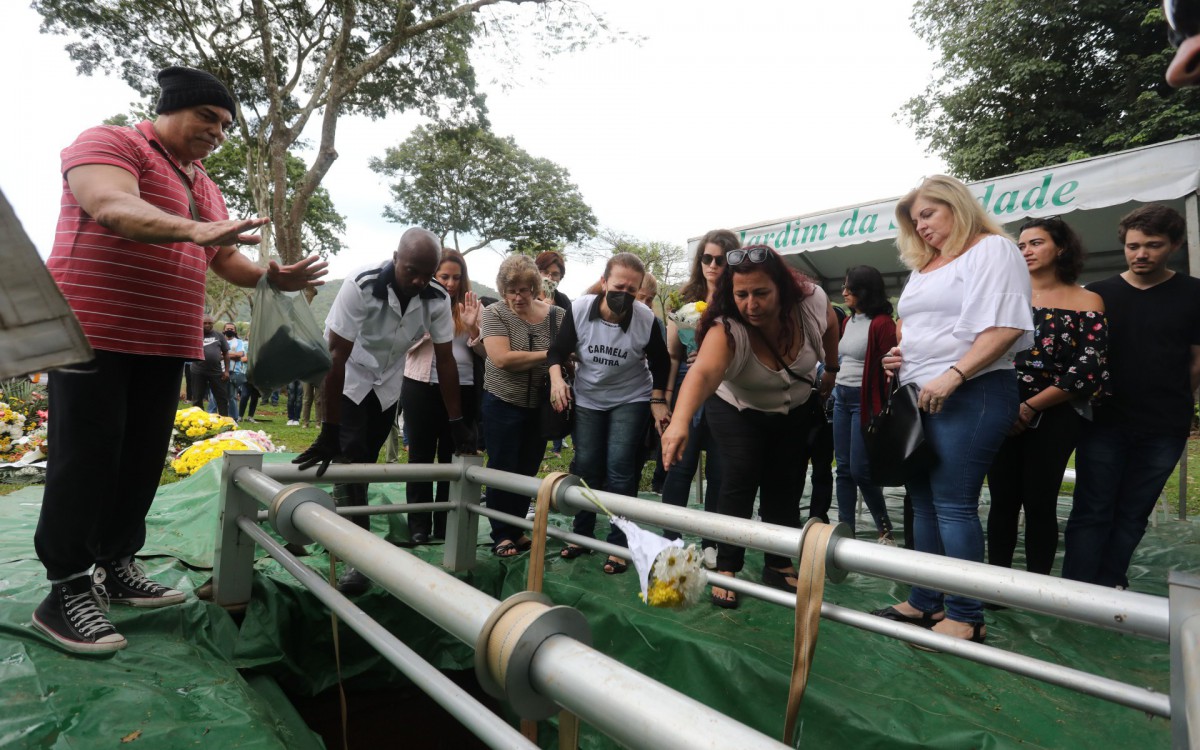 A atriz foi enterrada, nesta sexta-feira, no cemit&eacute;rio Jardim da Saudade, em Sulacap, Zona Oeste do Rio. Sepultamento foi acompanhado por familiares, amigos e colegas de teatro