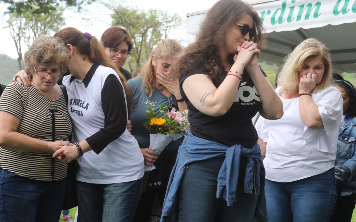 A atriz foi enterrada, nesta sexta-feira, no cemit&eacute;rio Jardim da Saudade, em Sulacap, Zona Oeste do Rio. Sepultamento foi acompanhado por familiares, amigos e colegas de teatro