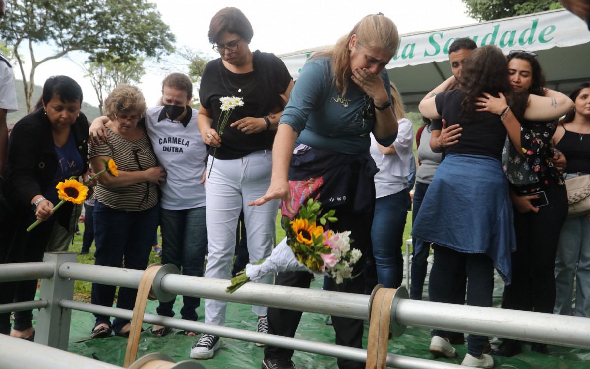 A atriz foi enterrada, nesta sexta-feira, no cemit&eacute;rio Jardim da Saudade, em Sulacap, Zona Oeste do Rio. Sepultamento foi acompanhado por familiares, amigos e colegas de teatro