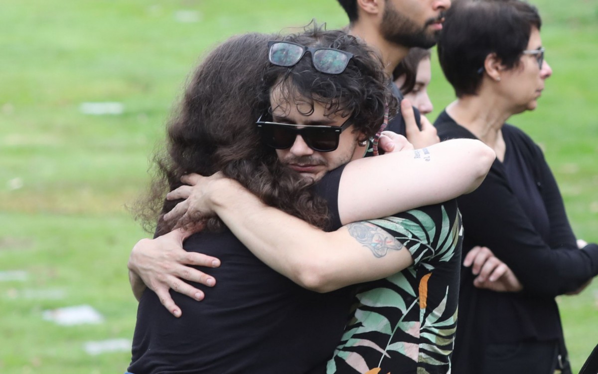 A atriz foi enterrada, nesta sexta-feira, no cemit&eacute;rio Jardim da Saudade, em Sulacap, Zona Oeste do Rio. Sepultamento foi acompanhado por familiares, amigos e colegas de teatro