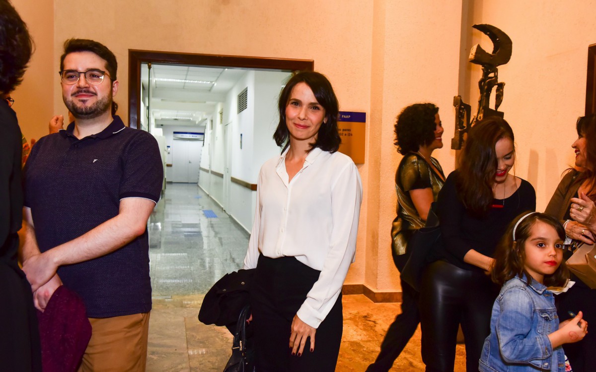 D&eacute;bora Falabella confere musical em S&atilde;o Paulo