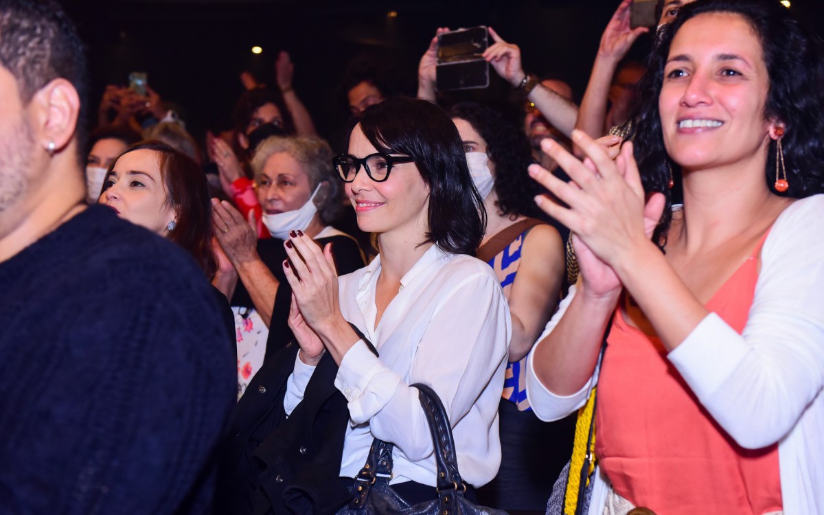 D&eacute;bora Falabella confere musical em S&atilde;o Paulo