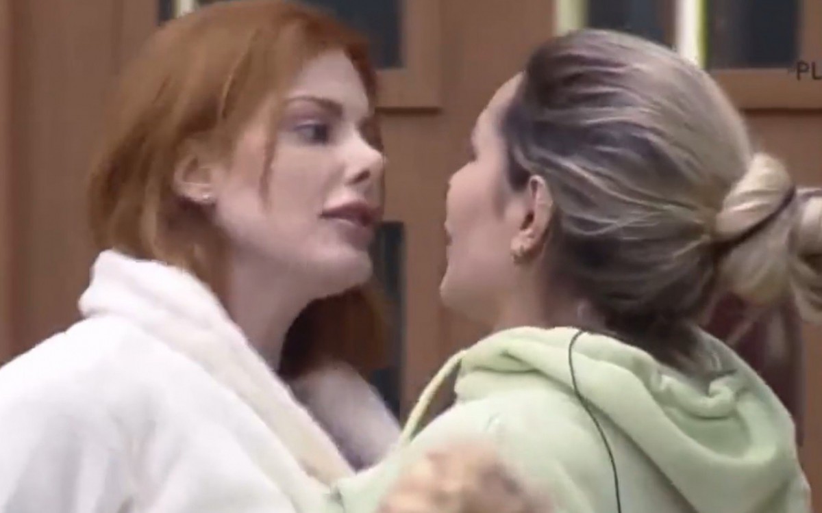 Deborah Albuquerque e Deolane Bezerra se estranharam na primeira semana de programa - Reprodução/Record