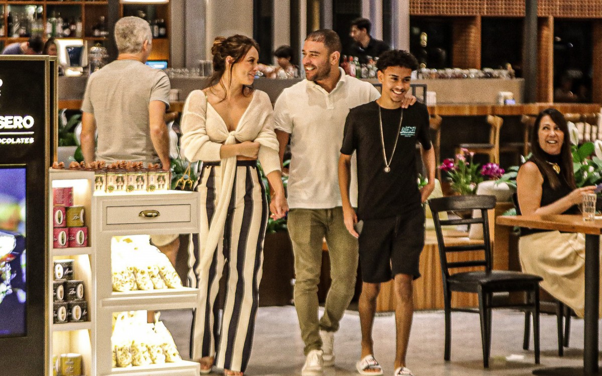 Paolla Oliveira, Diogo Nogueira e seu filho, Davi, passeiam em shopping na Barra da Tijuca, na Zona Oeste do Rio, na noite desta quinta-feira