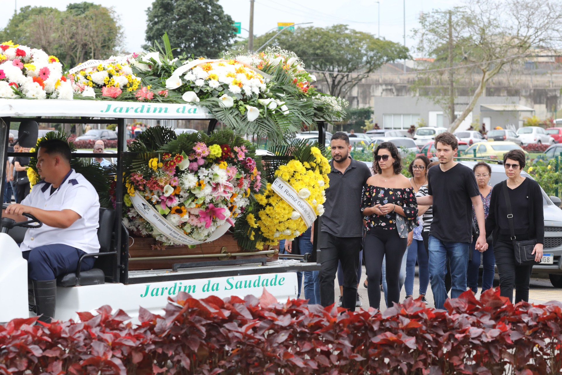 Sepultamento da atriz Eliana Loreti, 58 anos, no cemitério Jardim da Saudade em Sulacap. Estiveram presente parentes e amigos do teatro. - Pedro Ivo/ Agência O Dia