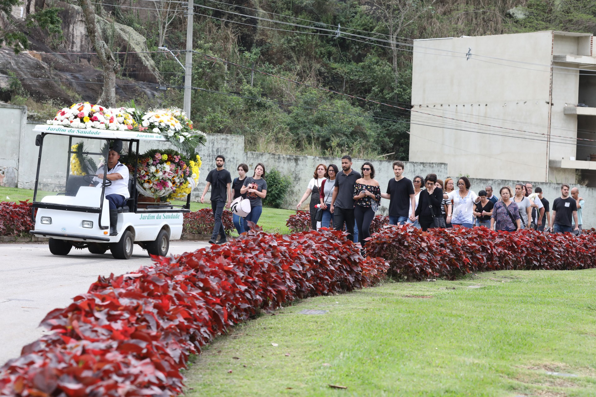 Sepultamento da atriz Eliana Loreti, 58 anos, no cemitério Jardim da Saudade em Sulacap. Estiveram presente parentes e amigos do teatro. - Pedro Ivo/ Agência O Dia