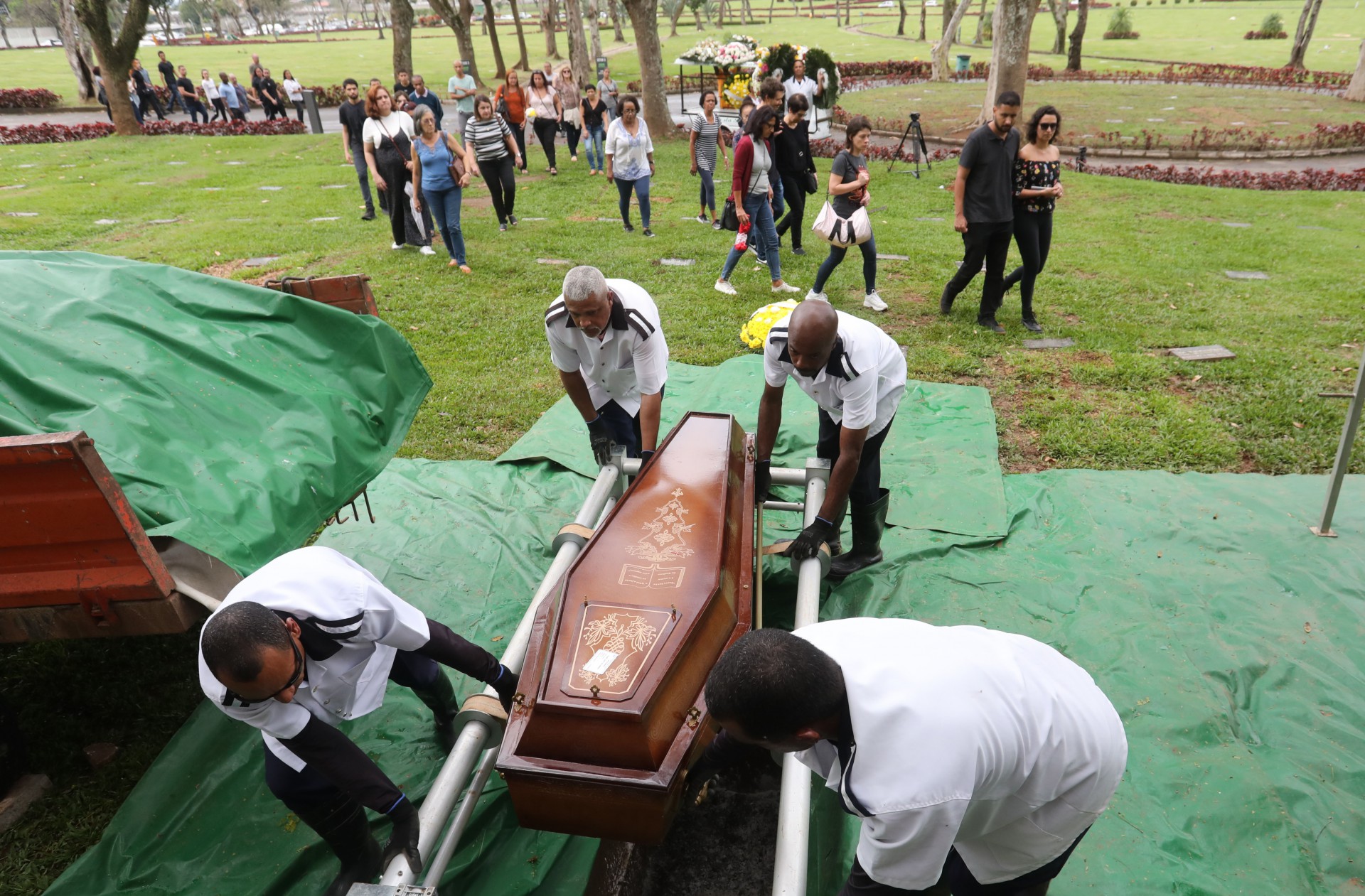 Sepultamento da atriz Eliana Loreti, 58 anos, no cemitério Jardim da Saudade em Sulacap. Estiveram presente parentes e amigos do teatro. - Pedro Ivo/ Agência O Dia