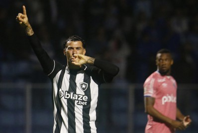 Devido a cláusula, Kanu deve substituir Cuesta em jogo do Botafogo contra o Internacional