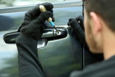 Carro é arrombado em São José do Imbassaí