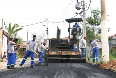 Ruas da Região Leste de Barra Mansa recebem pavimentação asfáltica