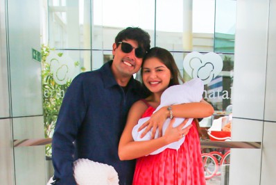 Bruno De Luca e Sthéfany Vidal deixam a maternidade com a filha