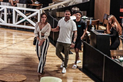 Paolla Oliveira e Diogo Nogueira passeiam no shopping com o filho do sambista