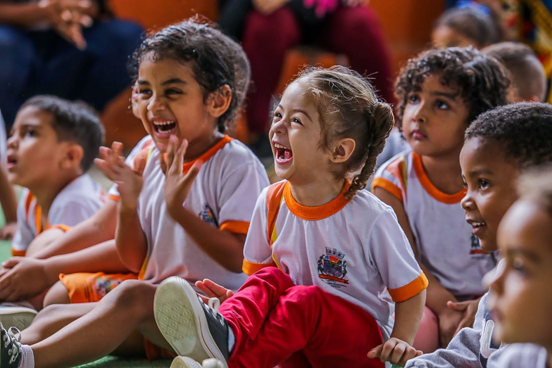 As crian&ccedil;as se divertiram bastante com as apresenta&ccedil;&otilde;es dos palha&ccedil;os - Rafael Barreto / PMBR
