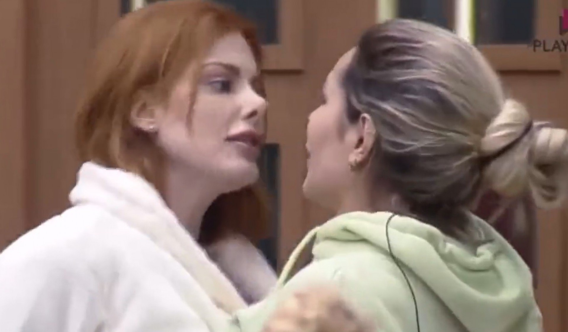 Deborah Albuquerque e Deolane Bezerra se estranharam na primeira semana de programa - Reprodução/Record