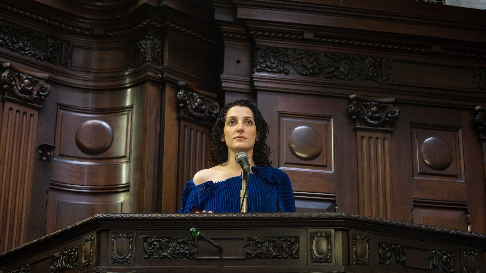 Clarice Falcão vive Fefê, uma influenciadora digital que é eleita governadora do Rio em série - Laura Campanella / Divulgalção