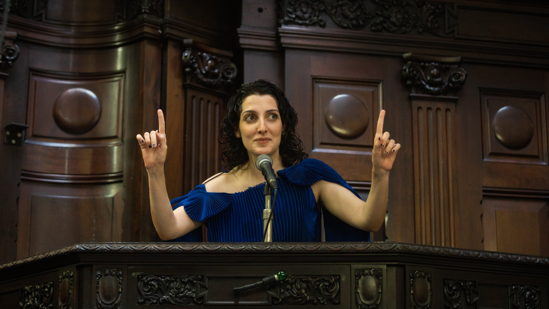 Clarice Falcão vive Fefê, uma influenciadora digital que é eleita governadora do Rio em série - Laura Campanella / Divulgalção