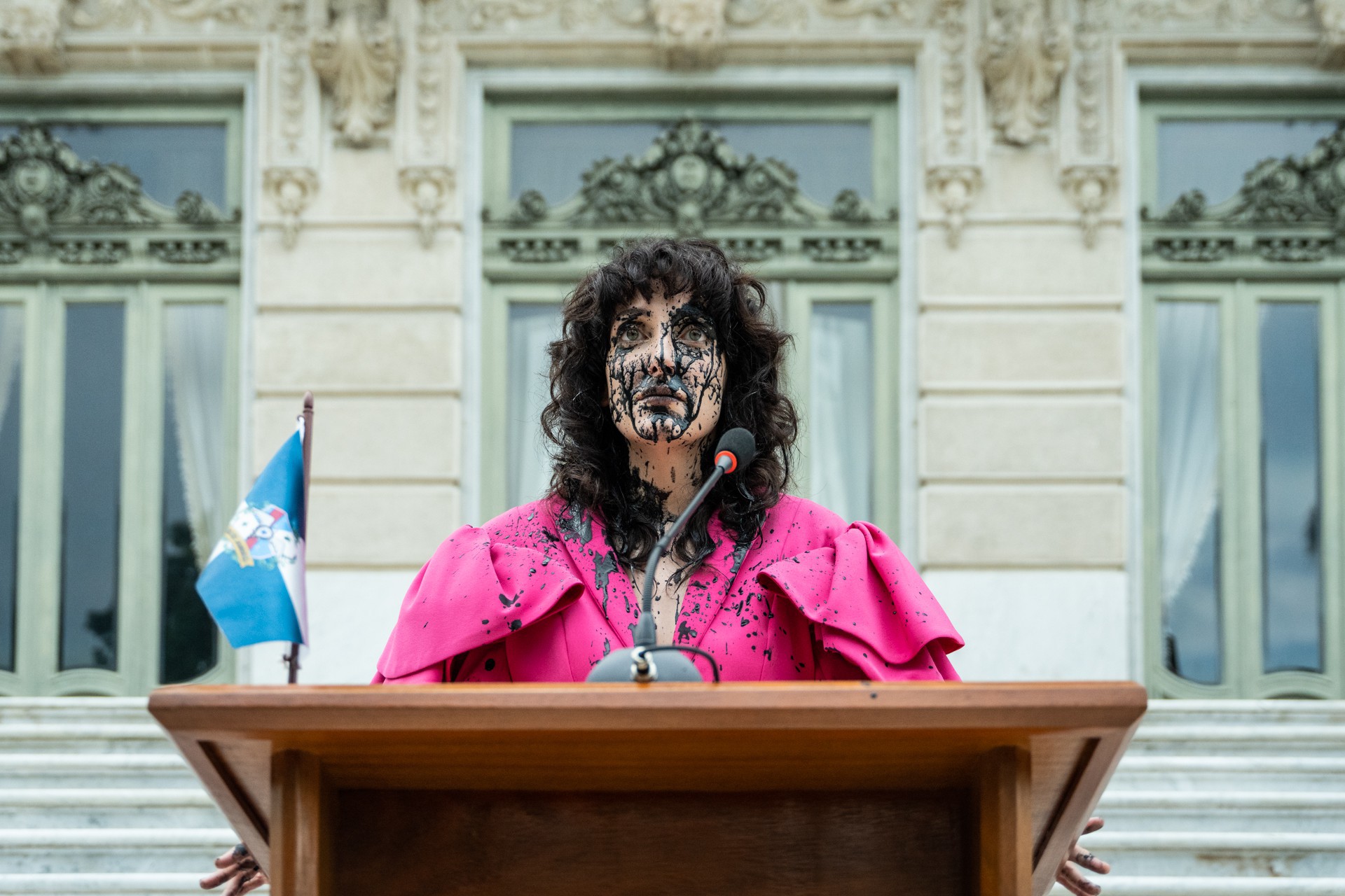 Clarice Falcão vive Fefê, uma influenciadora digital que vira governadora do Rio na série 'A Eleita' - Laura Campanella / Divulgação