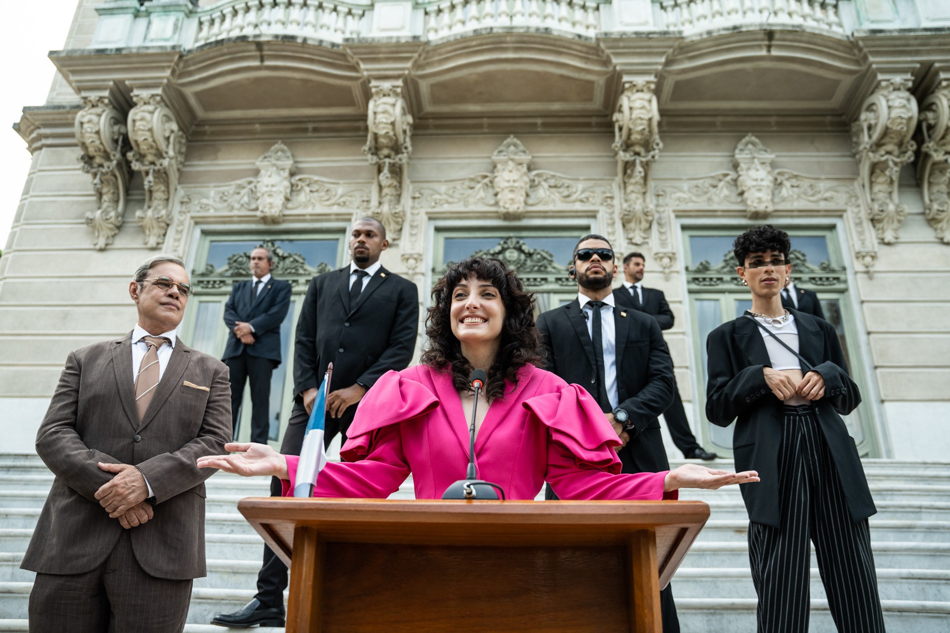 Clarice Falcão vive Fefê, uma influenciadora digital que vira governadora do Rio na série 'A Eleita' - Laura Campanella / Divulgação