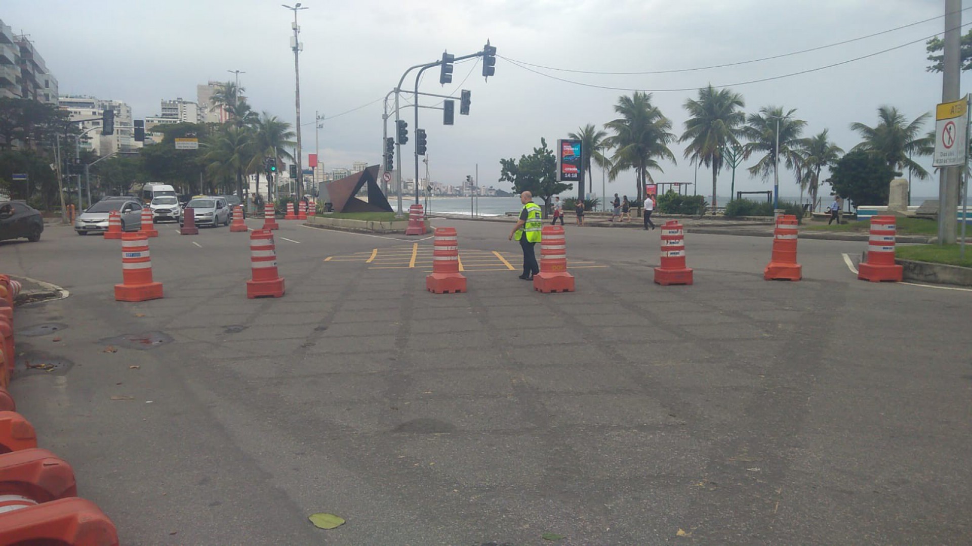 A queda da árvore interditou os dois sentidos da pista, que teve o fluxo desviado para a Estrada Lagoa-Barra - Twitter/Centro de Operações