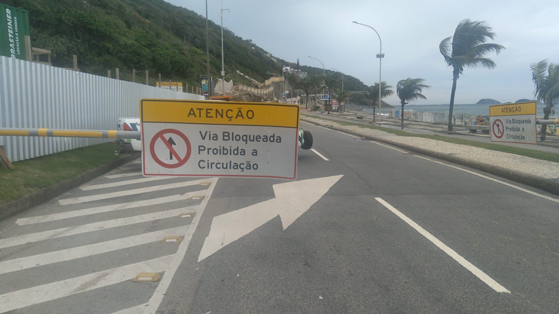 A queda da árvore interditou os dois sentidos da pista, que teve o fluxo desviado para a Estrada Lagoa-Barra - Twitter/Centro de Operações