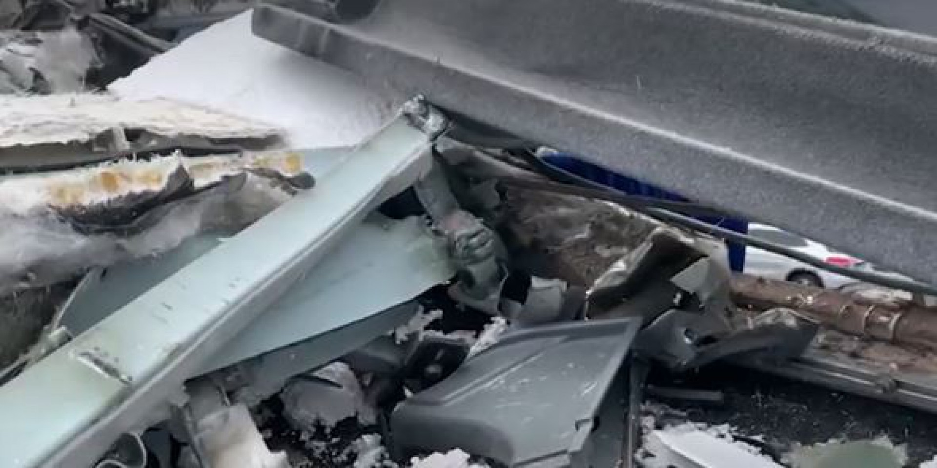 Devido à batida, o ônibus teve o teto arrancado e as janelas quebradas - Reprodução/TV Globo