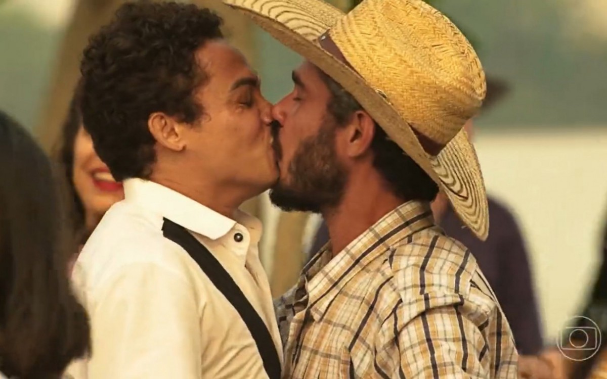 Último capítulo de 'Pantanal' teve beijo entre dois peões, Zaquieu (Silvero Pereira) e João Zoinho (Thommy Schiavo) - Reprodução/TV Globo