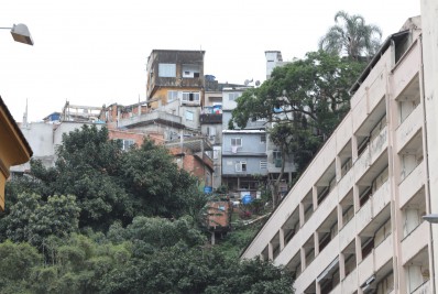 Policiais e criminosos trocam tiros na Zona Sul
