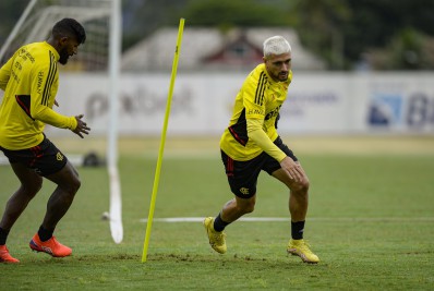 Fora do jogo contra o Cuiabá, titulares do Flamengo treinam
