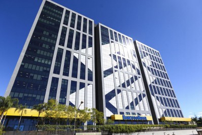 Justiça condena banco por rebaixar funcionária após diagnóstico de câncer