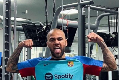 Daniel Alves treinará com o Barcelona para manter a forma