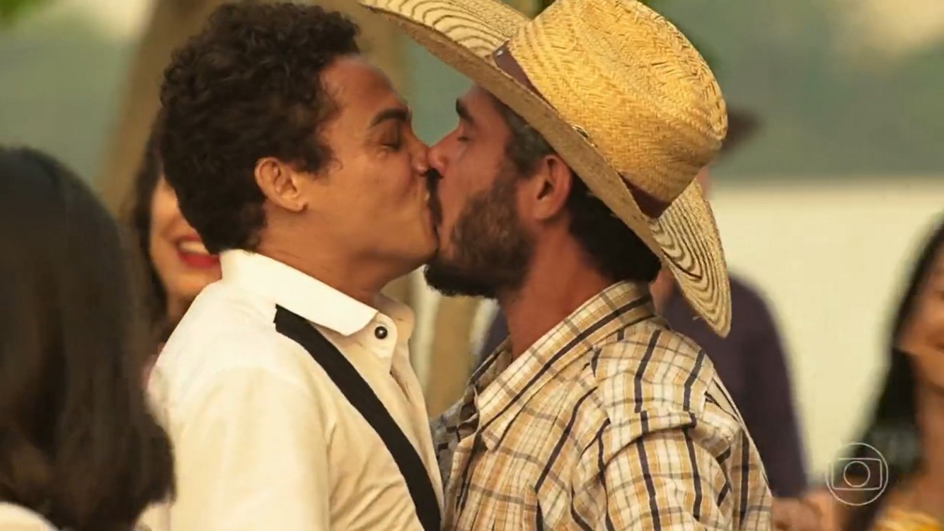 Último capítulo de 'Pantanal' teve beijo entre dois peões, Zaquieu (Silvero Pereira) e João Zoinho (Thommy Schiavo) - Reprodução/TV Globo
