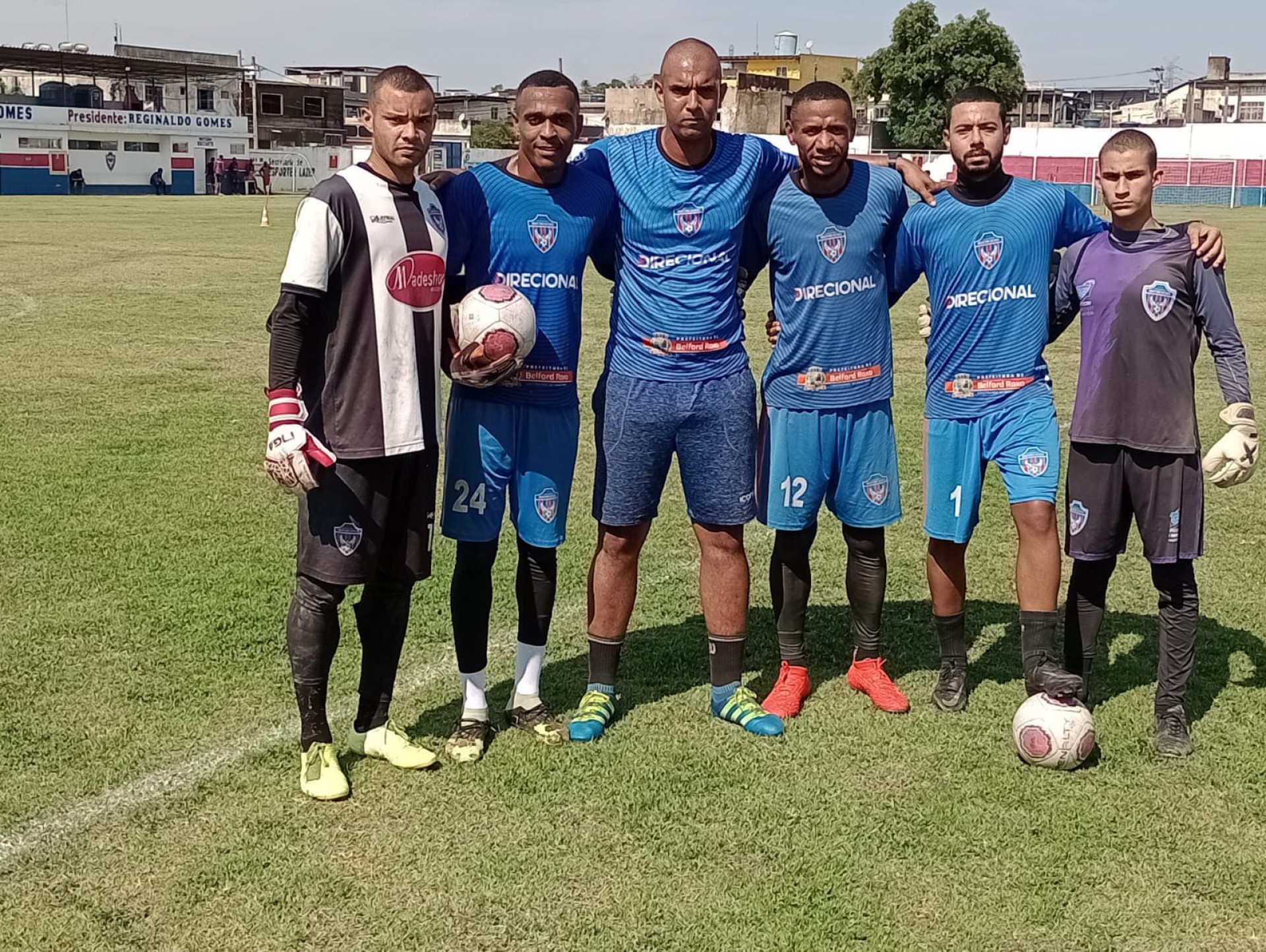 Os cinco goleiros do time foram  treinados, durante toda semana pelo preparador de goleiros Dida. Na foto Ramon (E), Werneck, Dida, Willian, Bruno e  Weslley. - Edson VHL